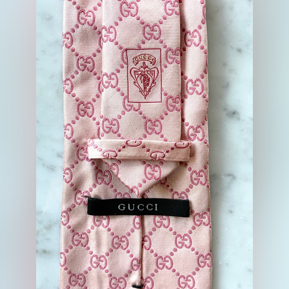 Gucci Pink GG Monogram Silk Tie, Blush Pink/Rose, 3.5” x 59”, like new - Picture 5 of 13